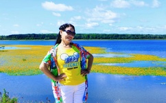 男生和女生在一起打扑克牌